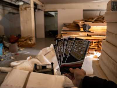 ...adesso � invaso da materiale di scarto e pile di materassi. Riusciamo per� a identificare i depliant dell�albergo...